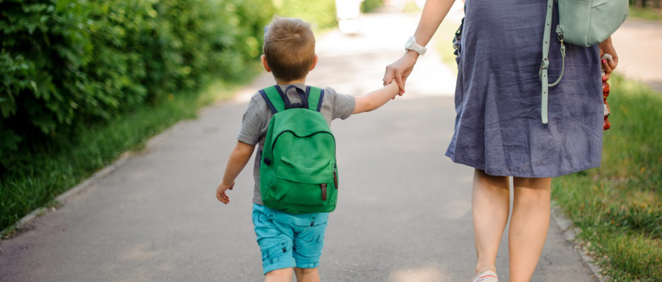 Kind und Mutter auf dem Weg zum Kindergarten