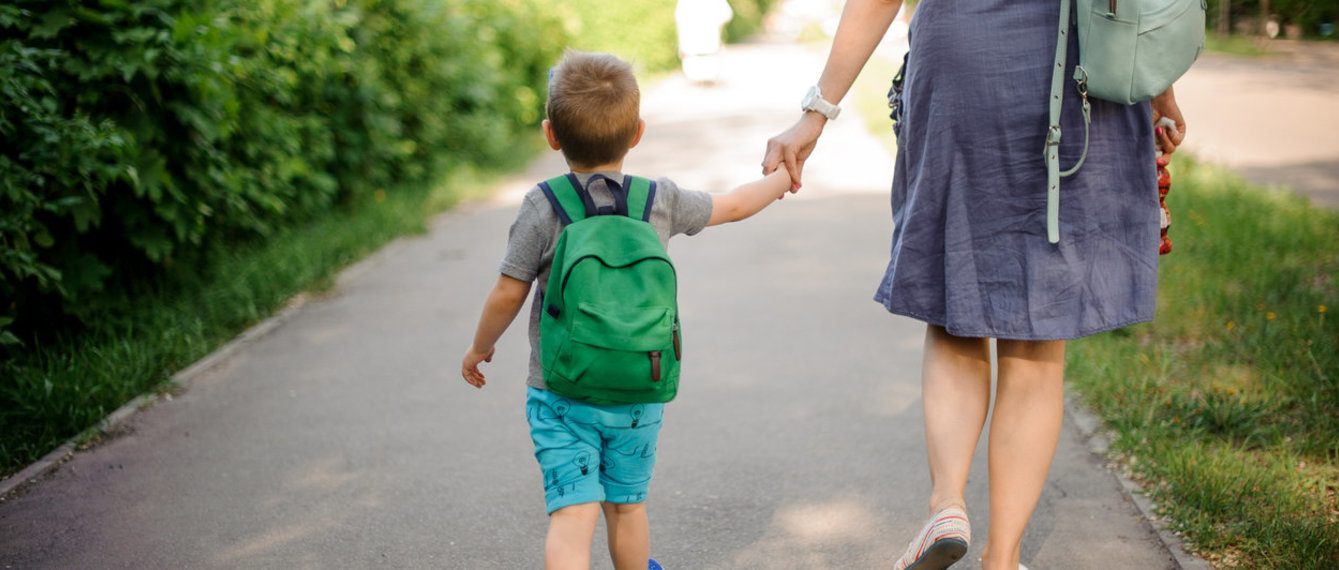 Kind und Mutter auf dem Weg zum Kindergarten