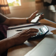 Mann rechnet mit Taschenrechner