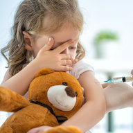 Ein kleines Mädchen wird geimpft