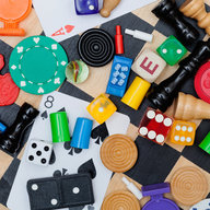 Spielbrett mit umgefallenen Spielfiguren