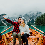 Paar fährt gemeinsam auf einen Ruderboot