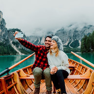 Paar fährt gemeinsam auf einen Ruderboot