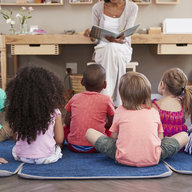 Kinder sitzen auf Boden