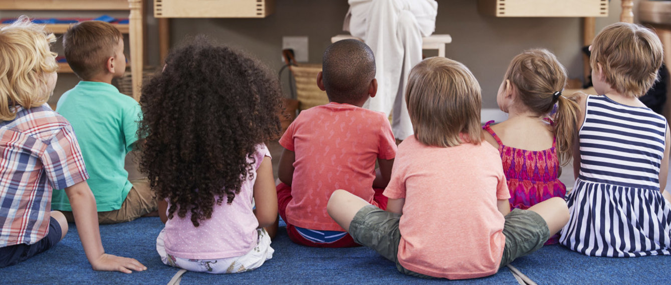 Kinder sitzen auf Boden