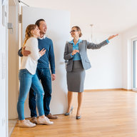 Paar besichtigt Haus