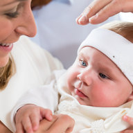 Mutter, Baby und Priester Hand