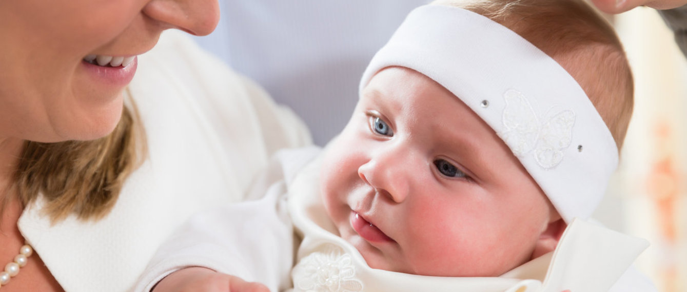 Mutter, Baby und Priester Hand