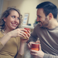 Paar trinkt Kaffee und lacht