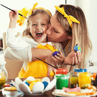 Mutter und Tochter bemalen Ostereier