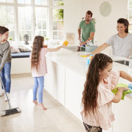 Familie putzt zusammen und ist fröhlich