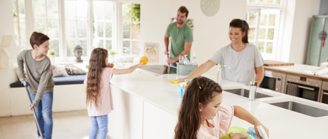 Familie putzt zusammen und ist fröhlich