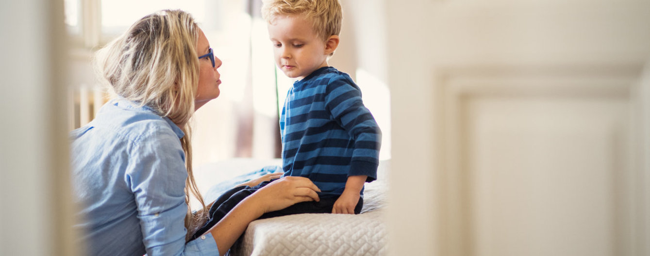 Warum NICHT überhört wird © iStock Mutter erklärt Buben etwas ganz ruhig