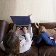 Mutter neben schlafender Tochter