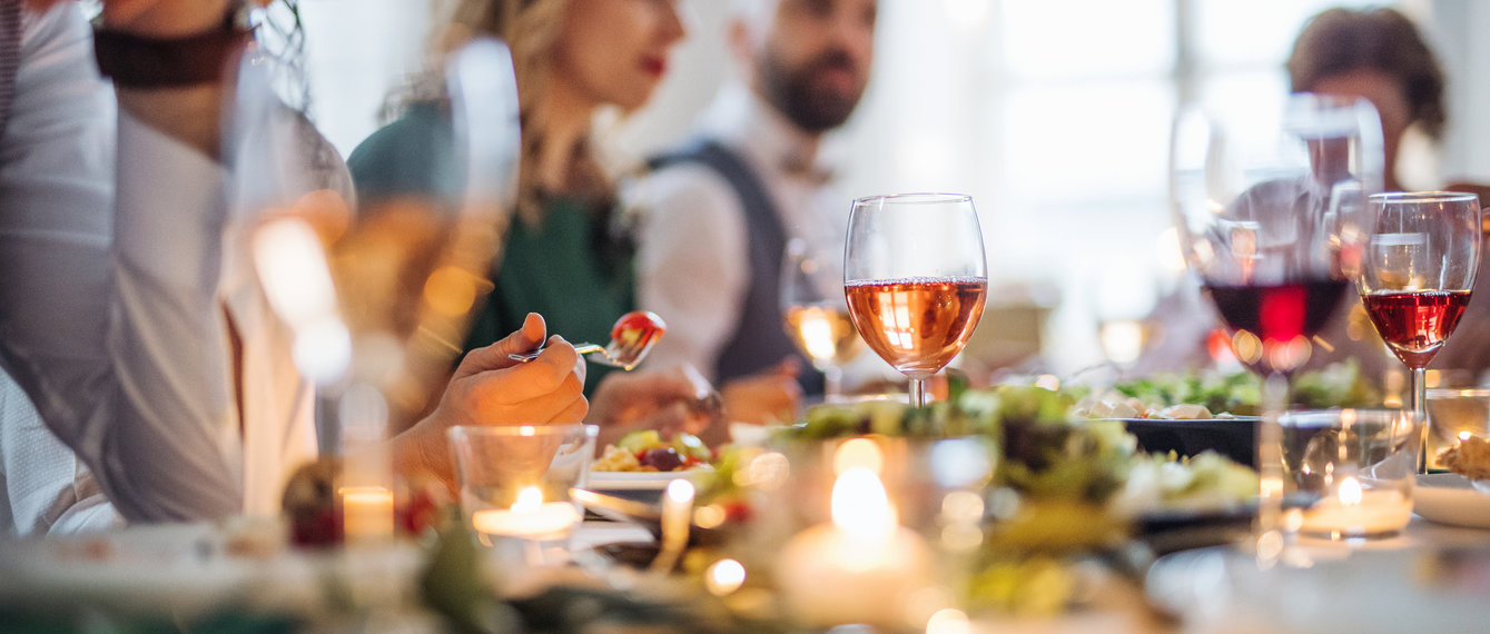 Freunde trinken gemeinsam beim Essen Alkohol