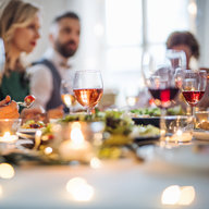 Freunde trinken gemeinsam beim Essen Alkohol