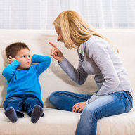 Kind hört der Mutter nicht zu