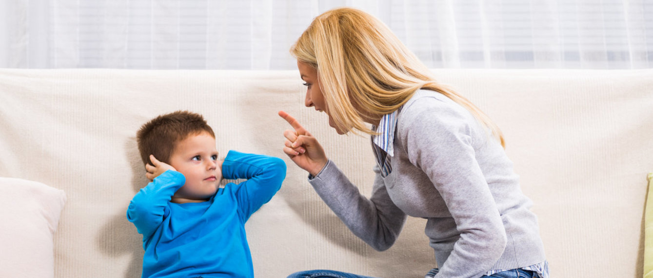 Kind hört der Mutter nicht zu