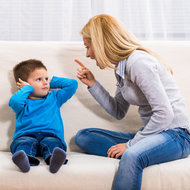 Machtkämpfe mit Kindern vermeiden - meinefamilie.at  Kind hört der Mutter nicht zu