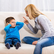 Kind hört der Mutter nicht zu