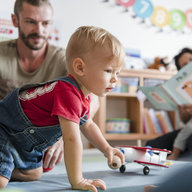 Kleiner Junge spielt im Kindergarten