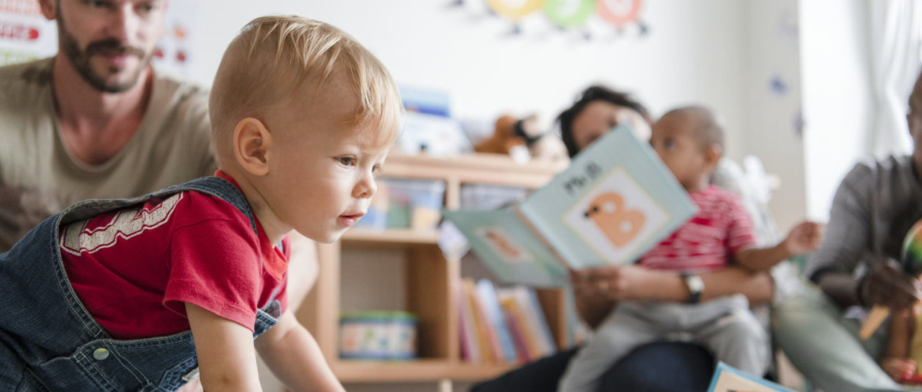 Kleiner Junge spielt im Kindergarten