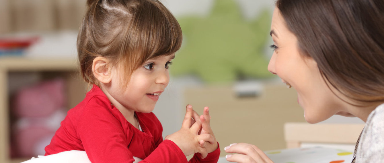 Mutter und Tochter reden