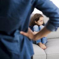 Frau nörgelt mit Tochter