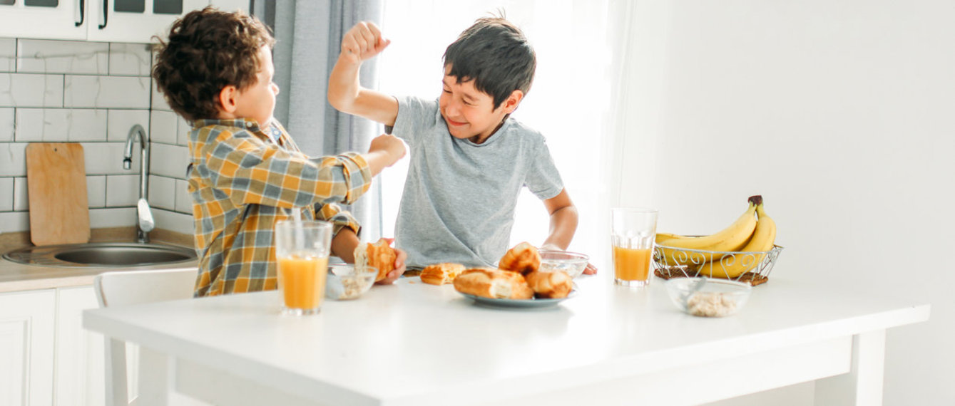 Kinder Streiten in der Küche