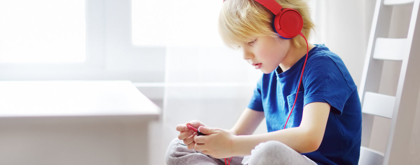 Digitale Medien: Ist mein Kind schon süchtig? © iStock Kind starrt auf Handy