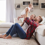 Eltern spielen mit Baby