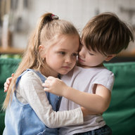 Geschwister trösten sich