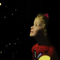 kind schaut in den dunklen Himmel