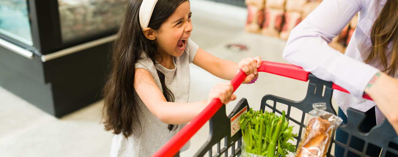 Goldgräber oder Mistkäfer © iStock Kind schreit in Supermarkt