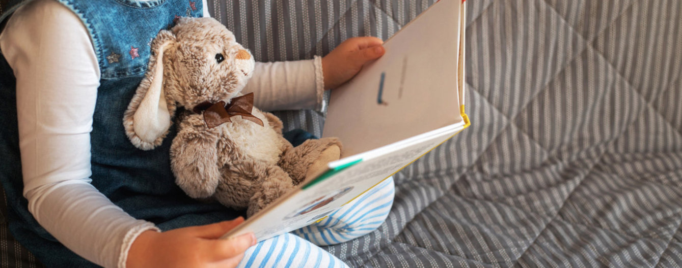 Spielzeugideen für Kinder bis 5 - meinefamilie.at Baby liest