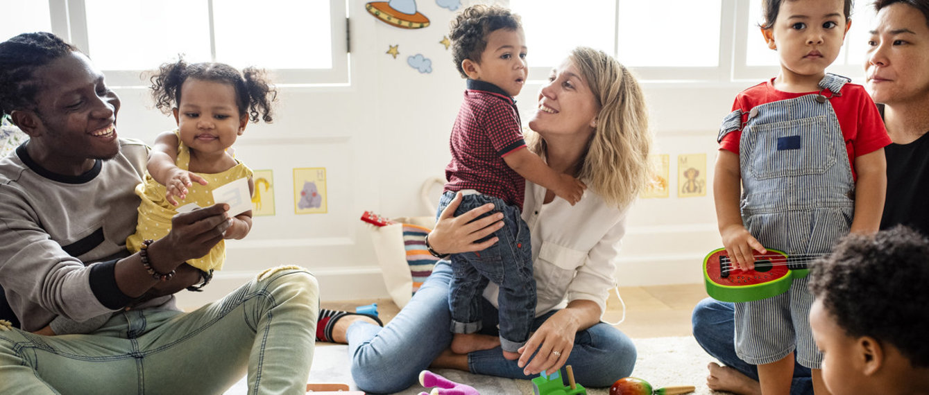 Eltern und Kinder spielen