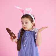 Mädchen isst Schokohasen