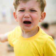 Junge mit Trotzanfall