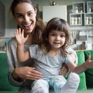 Tochter in Schoß von Mutter