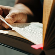 Mann liest in der Bibel