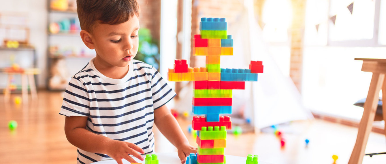 Kind spielt im Kindergarten