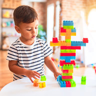 Kind spielt im Kindergarten