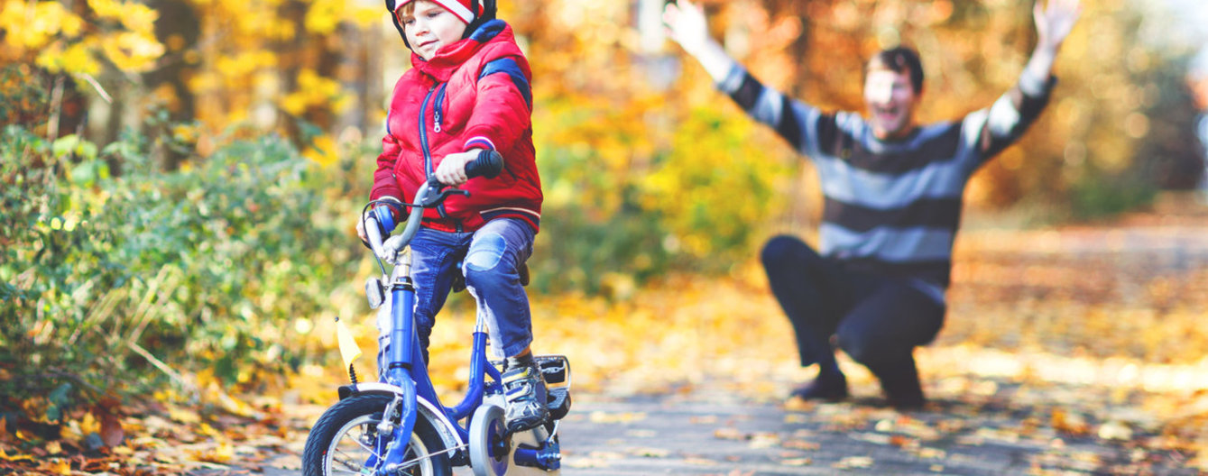 Spielzeugideen für Kinder bis 5 - meinefamilie.at Kind lernt Fahrrad fahren