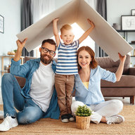 Familie hält Dach über Kopf