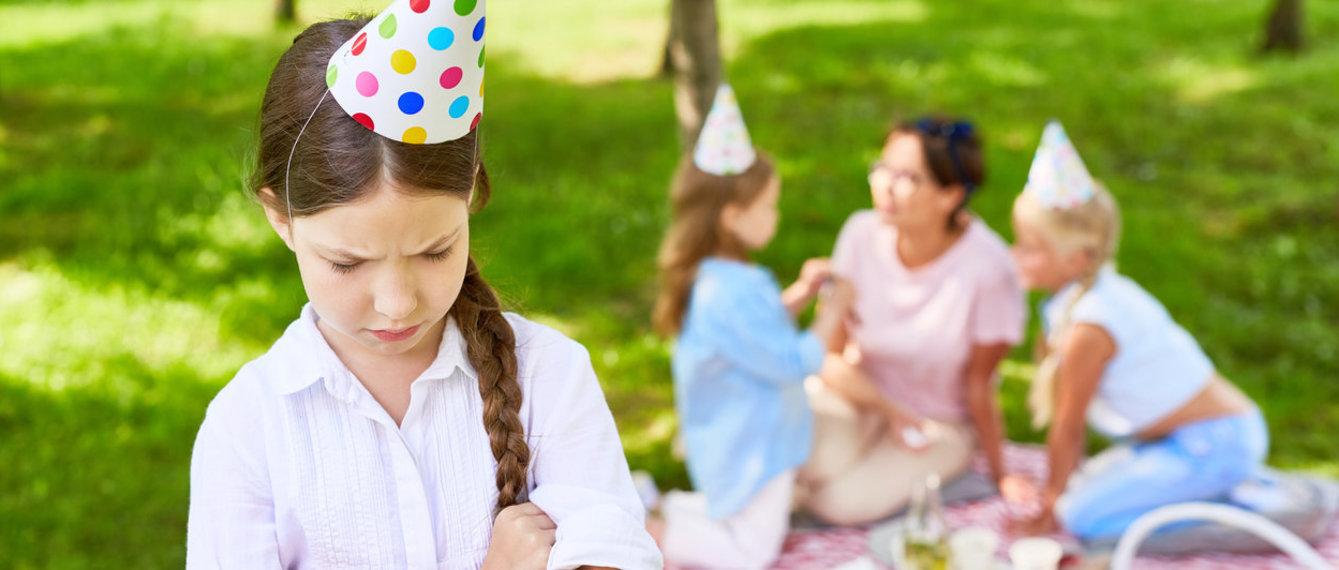 Wütendes Kind auf der Geburtstagsfeier