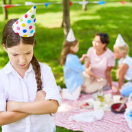 Wütendes Kind auf der Geburtstagsfeier
