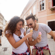 Paar isst Eis