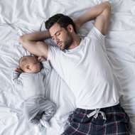 Jeden Abend ein Kampf? - meinefamilie.at  Vater und Kind schlafen