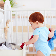 Kleinkind durchwühlt Schrank