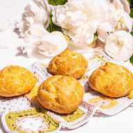 Frisch gebackenes Brot neben Pfingstrosen